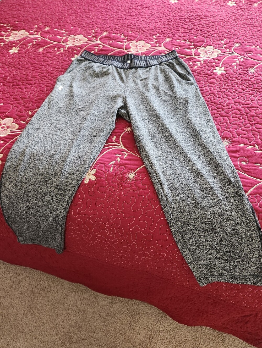 UNDER ARMOUR CAPRI WOMENS JOGGERS